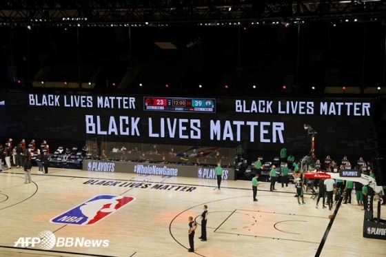 지난 8월31일(한국시간) NBA 토론토-보스턴의 플레이오프가 열린 미국 플로리다주 ESPN 와이드 월드 오브 스포츠 컴플렉스에 \'Black Lives Matter\' 문구가 표출되고 있다. /AFPBBNews=뉴스1