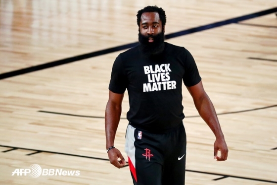 NBA 휴스턴 로키츠의 제임스 하든이 \'Black Lives Matter\'가 적힌 티셔츠를 입고 있다. /AFPBBNews=뉴스1