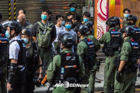 지난 6일 대치하고 있는 홍콩 경찰과 시위대의 모습. /AFPBBNews=뉴스1