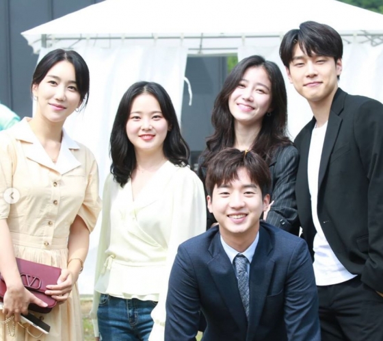 최근 종영된 KBS 2TV 주말극 \'한번 다녀왔습니다\'에 출연한 배우 신수정(왼쪽 첫번째)과 동료 출연자들 / 사진출처=신수정 공식 SNS