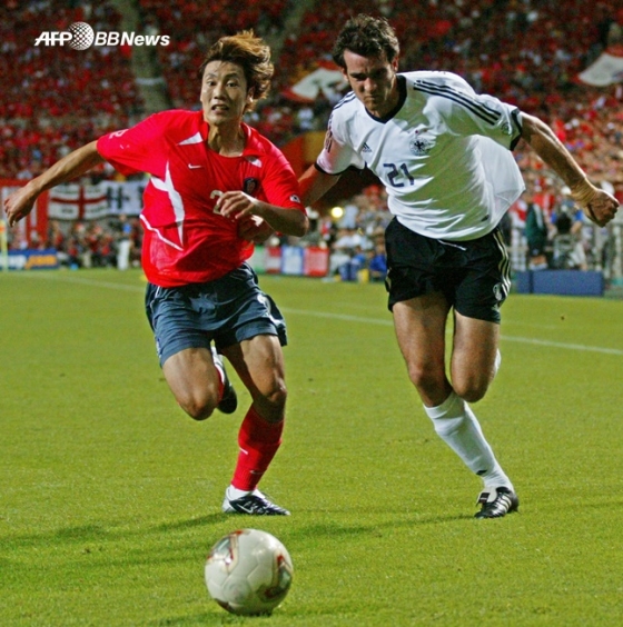 2002년 월드컵 당시 송종국(좌)과 볼을 다투는 메첼더. /AFPBBNews=뉴스1