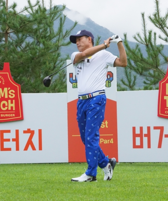 1번홀에서 김재엽이 티샷을 하고 있다. /사진=H ENT 제공