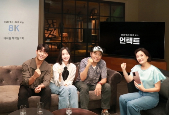 김주헌과 김고은, 김지운 감독과 제작보고회 사회를 맡은 박경림이 포즈를 취하고 있다./사진제공=삼성전자