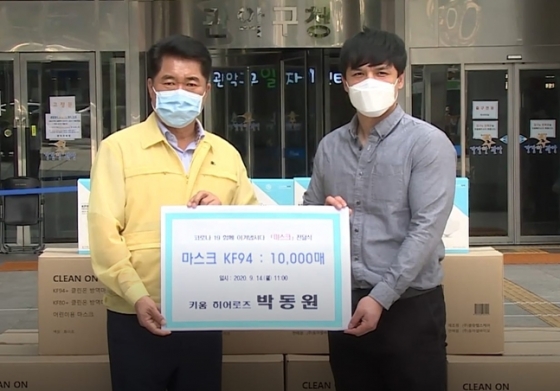 마스크를 직접 기부한 박동원(오른쪽). /사진=키움 히어로즈 SNS