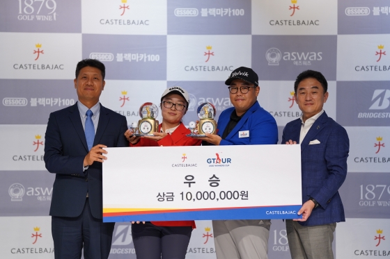 골프존 박강서 대표(왼쪽부터)와 김하니, 금동호 선수