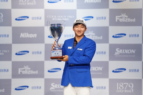 ‘2020 삼성증권 GTOUR 남자대회 5차 결선 시상식에서 우승자 김홍택이 우승 기념 포즈를 취하고 있다.