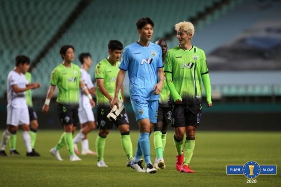 전북 현대 선수들이 성남FC와 FA컵 준결승전을 마친 뒤 이야기를 나누고 있다. /사진=대한축구협회 제공
