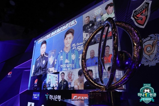 미디어데이에 참석 중인 김도훈 감독(왼쪽 위). /사진=한국프로축구연맹 제공