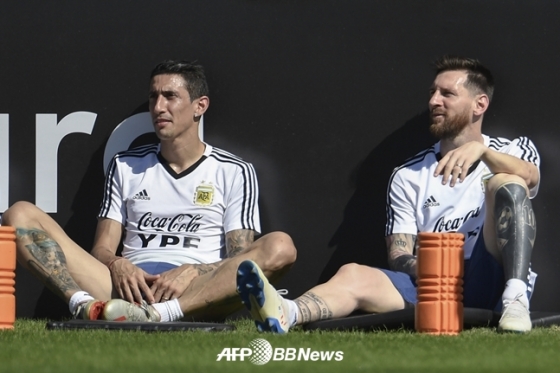 아르헨티나 대표팀에서의 앙헬 디 마리아와 메시(오른쪽)./AFPBBNews=뉴스1