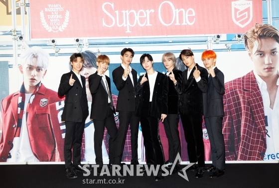 그룹 SuperM 텐, 백현, 루카스, 태민, 태용, 카이,마크가 25일 오전 온라인으로 진행된 SuperM 정규 1집 ‘Super One’ 글로벌 기자간담회에 참석해 포즈를 취하고 있다. &lt;사진=SM엔터테인먼트 제공&gt;