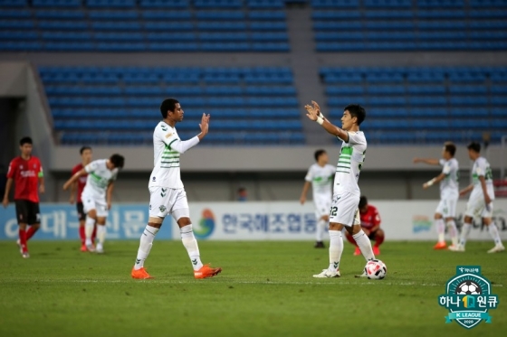 전북 현대 선수들이 상주전에서 승리 후 기뻐하고 있다. /사진=한국프로축구연맹 제공
