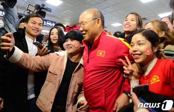 박항서(오른쪽 2번째) 베트남 축구대표팀 감독이 팬들에게 둘러싸여 사진을 찍고 있다.   /사진=뉴스1
