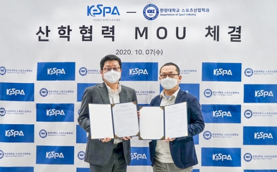 최준서(왼쪽) 한양대 스포츠산업학과 학과장-김철학 한국e스포츠협회 사무총장. /사진=한양대 스포츠산업학과 제공