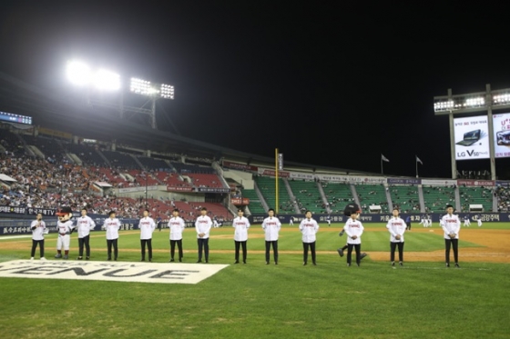 지난해 9월 27일 잠실 NC전에서 팬들에게 인사하는 2020년 신인 선수들. /사진=LG 트윈스 제공