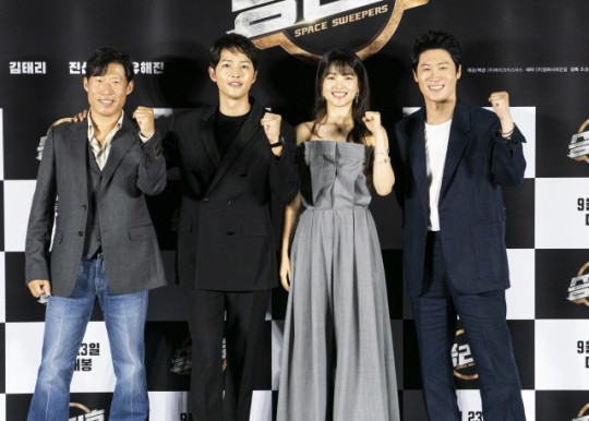 유해진과 송중기, 김태리, 진선규 등 \'승리호\' 주역들. 텐트폴로 꼽혔던 \'승리호\'가 극장이 아닌 넷플릭스 공개를 택하면서 영화계에 충격이 상당할 전망이다.