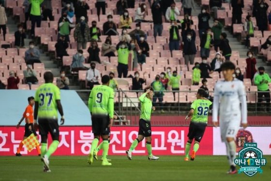 전북 선수들이 김보경(가운데)의 골에 함께 기뻐하고 있다. /사진=한국프로축구연맹 제공