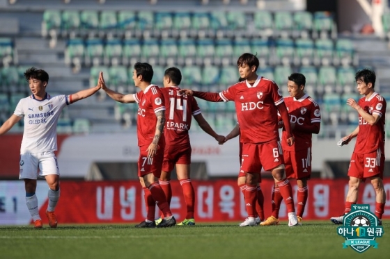 18일 경기 후 인사를 나누고 있는 수원 삼성과 부산 아이파크 선수단. /사진=한국프로축구연맹 제공