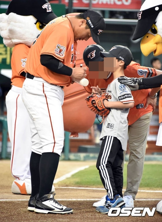 김태균(왼쪽)이 어린이 팬에게 사인을 해주고 있다. /사진=OSEN