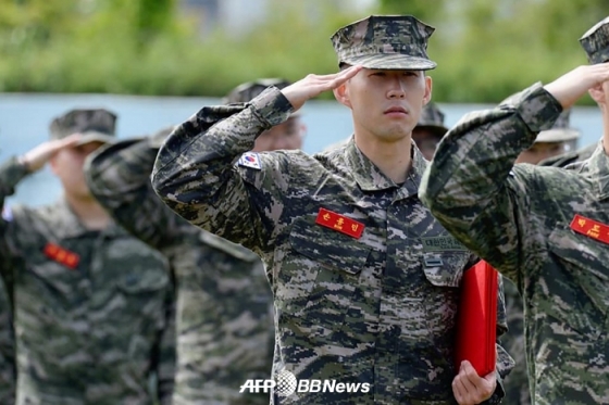 지난 5월 제주도 해병대 9여단 훈련소에서 기초군사훈련을 마친 뒤 퇴소하는 손흥민. /AFPBBNews=뉴스1