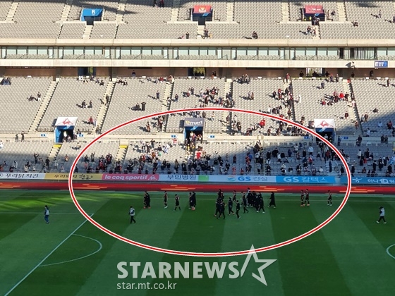팬들을 향해 인사하는 FC서울 선수들. /사진=이원희 기자