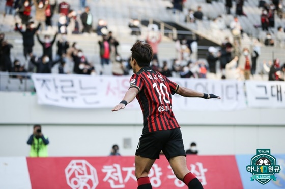 박주영이 프리킥 골을 넣은 뒤 세리머니를 위해 팬들에게 달려가고 있다. /사진=한국프로축구연맹 제공