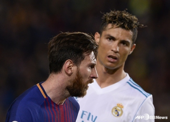 2017~2018시즌 당시 바르셀로나 리오넬 메시(왼쪽)와 레알 마드리드 크리스티아누 호날두. /AFPBBNews=뉴스1