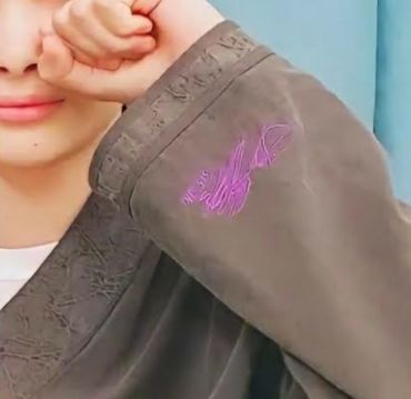 엔하이픈 니키가 입은 생활 한복에 새겨져있는 방탄소년단 정국의 사인