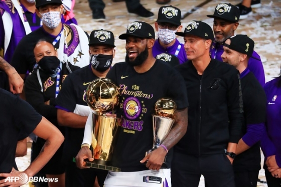 NBA 파이널 우승 트로피와 MVP 트로피를 동시에 들고 기뻐하는 LA 레이커스 르브론 제임스. /AFPBBNews=뉴스1