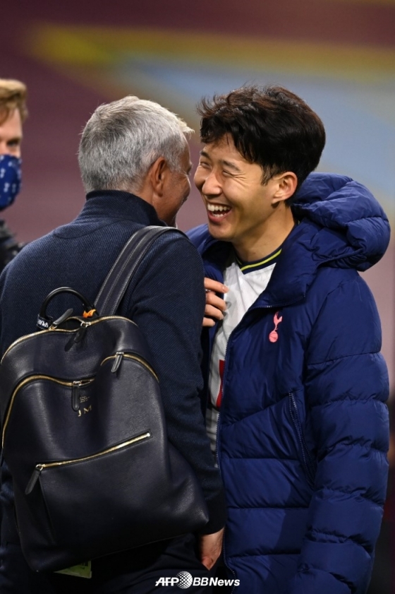 경기 후 무리뉴 감독과 함께 기쁨을 나누고 있는 손흥민(오른쪽). /AFPBBNews=뉴스1