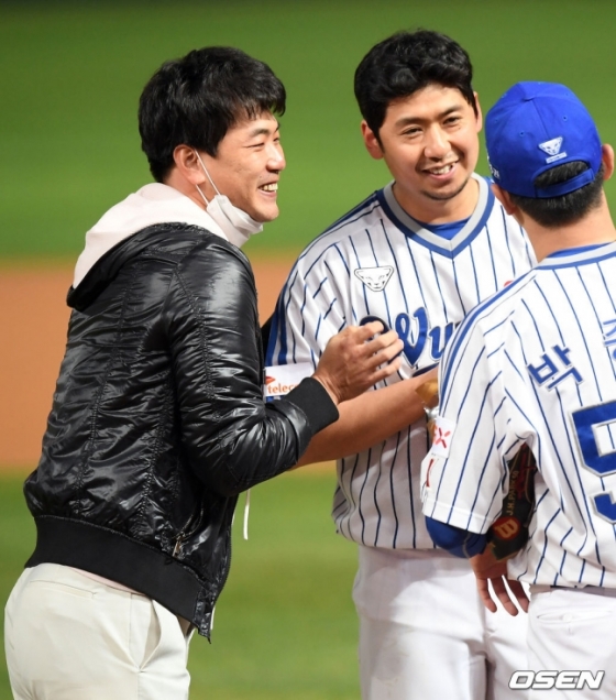 은퇴를 선언한 SK 윤희상이 1회 한 타자만 상대하고 마운드를 내려가며 깜짝 방문한 김광현과 포옹을 하고 있다.