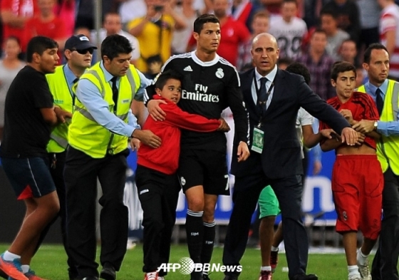 지난 2014년 11월 1일(현지시간) 당시 레알 마드리드에서 뛴 호날두가 프리메라리가 그라나다전(4-0 승) 이후 경기장에 난입한 꼬마 팬을 안아주고 있다. /AFPBBNews=뉴스1