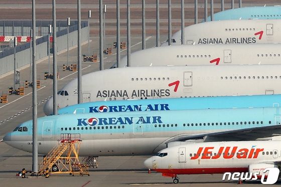 인천공항에 계류중인 대한항공과 아시아나 항공기들.  사진제공=뉴스1