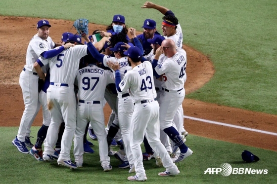 MLB LA 다저스 선수들이 2020 월드시리즈에서 우승한 뒤 기뻐하고 있다.  /AFPBBNews=뉴스1