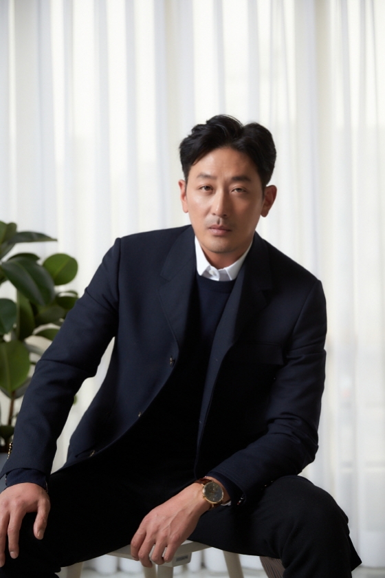 카카오M이 하정우 주연 영화 '야행'으로 영화산업에 본격적인 참여를 시작한 반면 롯데시네마는 영화 관람료 인상과 함께 20여개 극장 패점을 발표했다. 