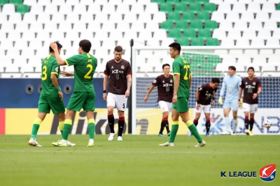 베이징의 2번째 골이 나오자 아쉬워하는 서울 선수들. /사진=한국프로축구연맹 제공