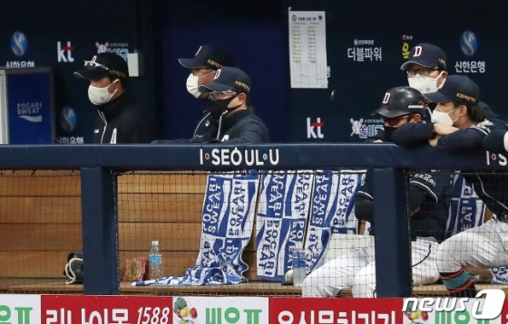 24일 열린 한국시리즈 6차전에서 김태형 감독을 비롯한 두산 스태프들이 경기를 지켜보고 있다. /사진=뉴스1