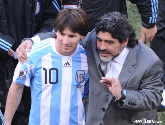 2010 남아공 월드컵에서 한국전이 끝난 뒤 리오넬 메시(왼쪽)와 대화를 하고 있는 마라도나(오른쪽). /AFPBBNews=뉴스1