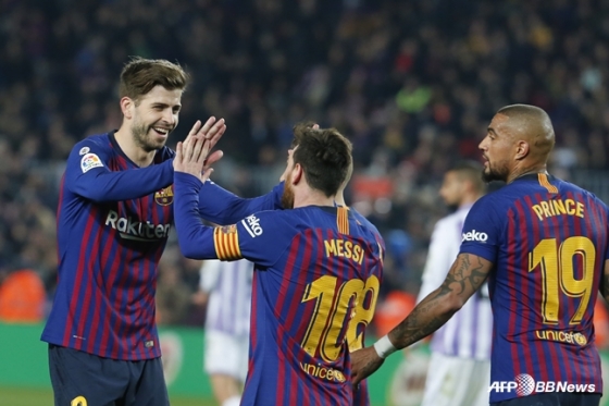 2019년 2월 열린 리그 경기에서 메시(가운데)의 골이 나오자 피케(왼쪽)와 보아텡이 함께 기쁨을 나누고 있다. /AFPBBNews=뉴스1