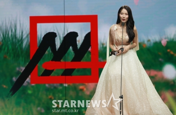 배우 김혜윤이 28일 마이뮤직테이스트로 방송된 2020 Asia Artist Awards(2020 아시아 아티스트 어워즈, 2020 AAA)에서 배우 부문 포텐셜상을 수상한 뒤 소감을 말하고 있다.스타뉴스가 주최하고 AAA 조직위원회가 주관하는 AAA는 어디에서도 보지 못했던 새로운 무대를 선보이며 전 세계 팬들의 눈과 귀를 사로잡아 명실상부 NO.1 글로벌 시상식으로 거듭났다./사진=이동훈 기자