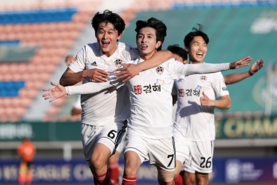 1차전서 기뻐하고 있는 김해시청 선수들. /사진=대한축구협회 제공