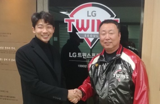 김용의(왼쪽)가 LG와 FA 계약을 체결하고 차명석 단장과 악수를 하고 있다. /사진=LG 트윈스
