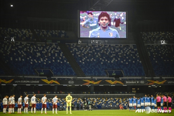 지난 11월26일 이탈리아 나폴리에서 열린 UEFA 챔피언스리그 나폴리-리예카의 경기에 앞서 선수들이 디에고 마리도나를 추모하며 묵념을 하고 있다. /AFPBBNews=뉴스1