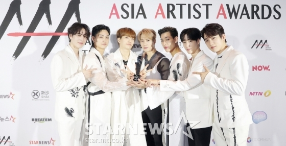 그룹 갓세븐이 11월 28일 마이뮤직테이스트에서 중계된 2020 Asia Artist Awards(2020 아시아 아티스트 어워즈, 2020 AAA)에서 \'AAA 올해의 퍼포먼스\' 상을 수상한 뒤 포즈를 취하고 있다.스타뉴스가 주최하고 AAA 조직위원회가 주관하는 AAA는 어디에서도 보지 못했던 새로운 무대를 선보이며 전 세계 팬들의 눈과 귀를 사로잡아 명실상부 NO.1 글로벌 시상식으로 거듭났다./사진=김창현 기자