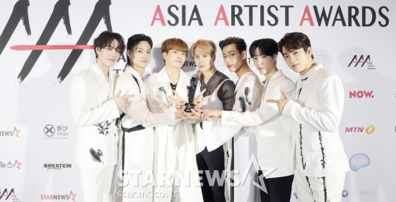 그룹 갓세븐이 11월 28일 마이뮤직테이스트에서 중계된 2020 Asia Artist Awards(2020 아시아 아티스트 어워즈, 2020 AAA)에서 'AAA 올해의 퍼포먼스' 상을 수상한 뒤 포즈를 취하고 있다.스타뉴스가 주최하고 AAA 조직위원회가 주관하는 AAA는 어디에서도 보지 못했던 새로운 무대를 선보이며 전 세계 팬들의 눈과 귀를 사로잡아 명실상부 NO.1 글로벌 시상식으로 거듭났다./사진=김창현 기자