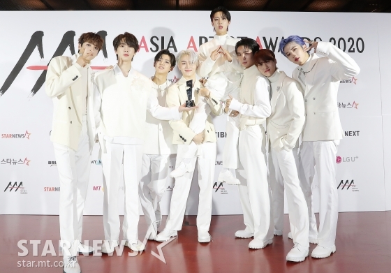 그룹 펜타곤이 2020 Asia Artist Awards(2020 아시아 아티스트 어워즈, 2020 AAA)에서 AAA 아이콘 상을 수상한 뒤 포즈를 취하고 있다. / 사진=김창현 기자 chmt@