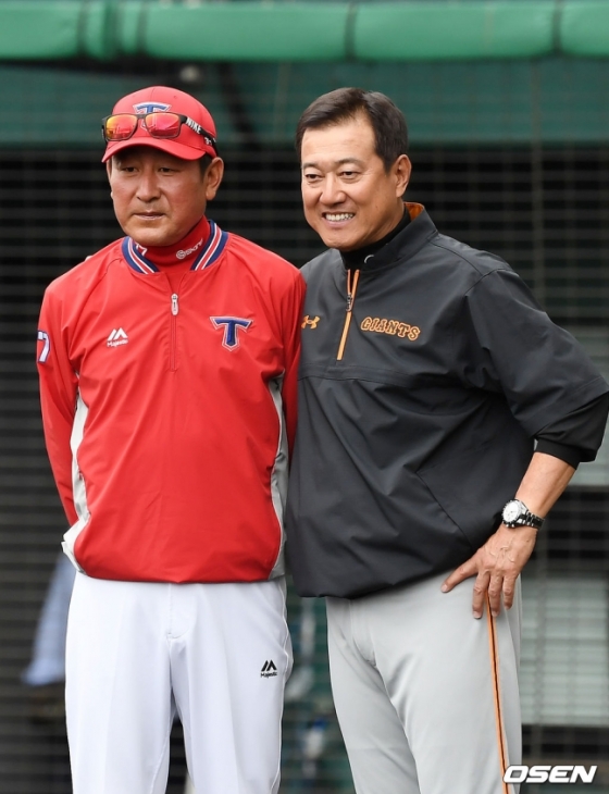 지난해 2월 일본 오키나와 나하구장에서 열린 KIA와 요미우리의 연습경기를 앞두고 김기태 당시 KIA 감독(왼쪽)과 하라 타츠노리 요미우리 감독이 기념 촬영을 하고 있다. 