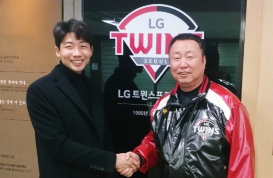 차명석 LG 단장(오른쪽)과 김용의가 FA 계약 직후 악수를 나누고 있다. /사진=LG 트윈스 제공