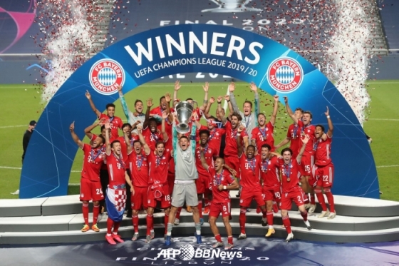 지난 8월 23일(현지시간) 2019~20 유럽축구연맹 챔피언스리그에서 우승을 차지한 뒤 세리머니를 펼치고 있는 바이에른 뮌헨 선수단. /AFPBBNews=뉴스1