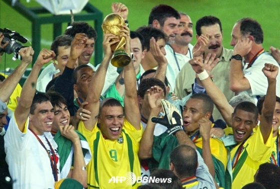 호나우두(가운데 9번) 등 브라질 선수단이 2002 한일 월드컵에서 우승한 뒤 기뻐하고 있다.  /AFPBBNews=뉴스1
