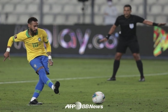 브라질 대표팀의 네이마르가 지난 10월 월드컵 남미 예선 페루와 경기에서 페널티킥을 하고 있다. /AFPBBNews=뉴스1